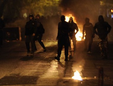 Εξάρχεια: Τέσσερις προσαγωγές για τα χθεσινά επεισόδια